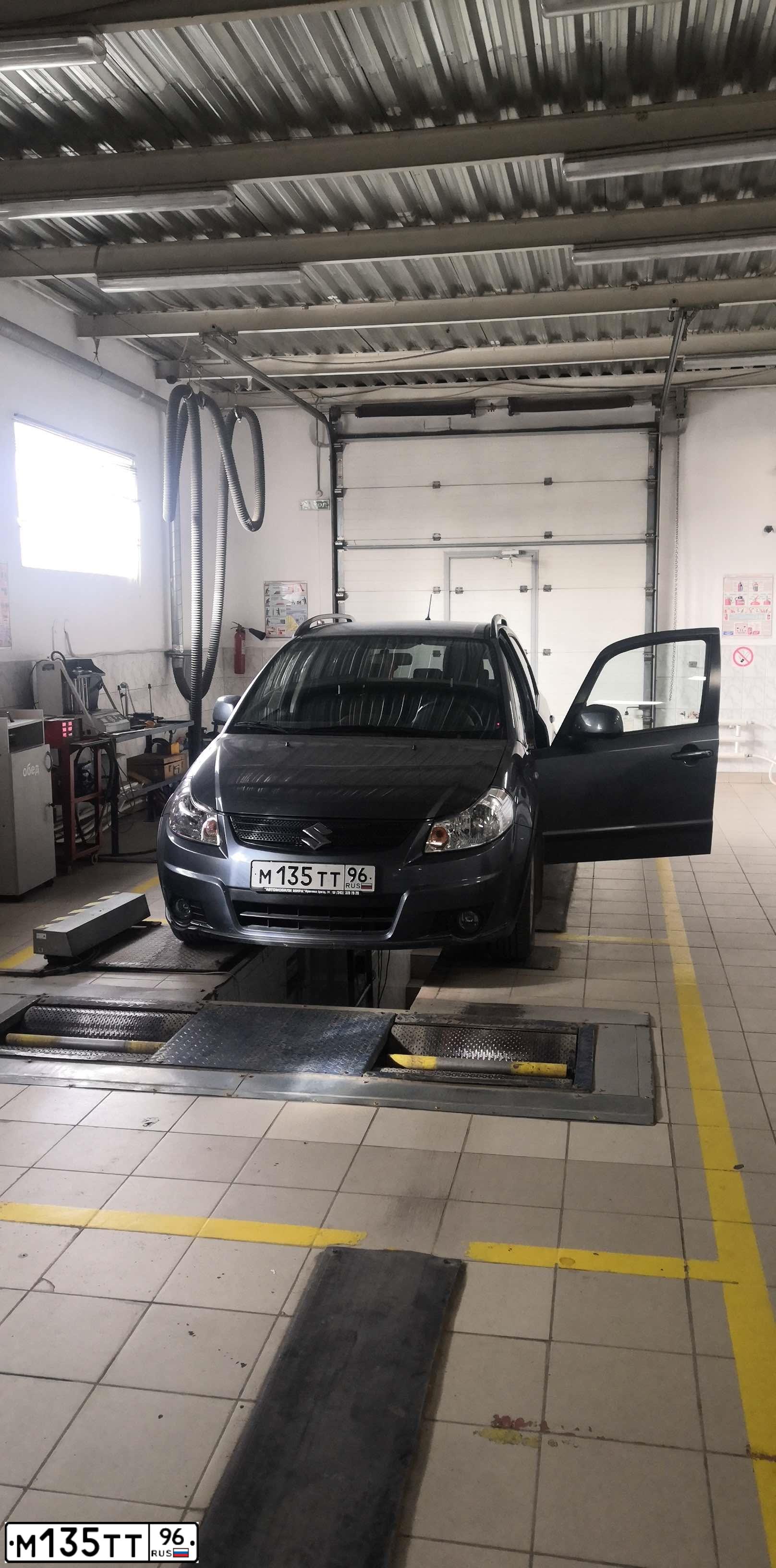 Фото автомобиля SUZUKI SX 4, 2008 — госномер М135ТТ96. Цвет: СЕРЫЙ