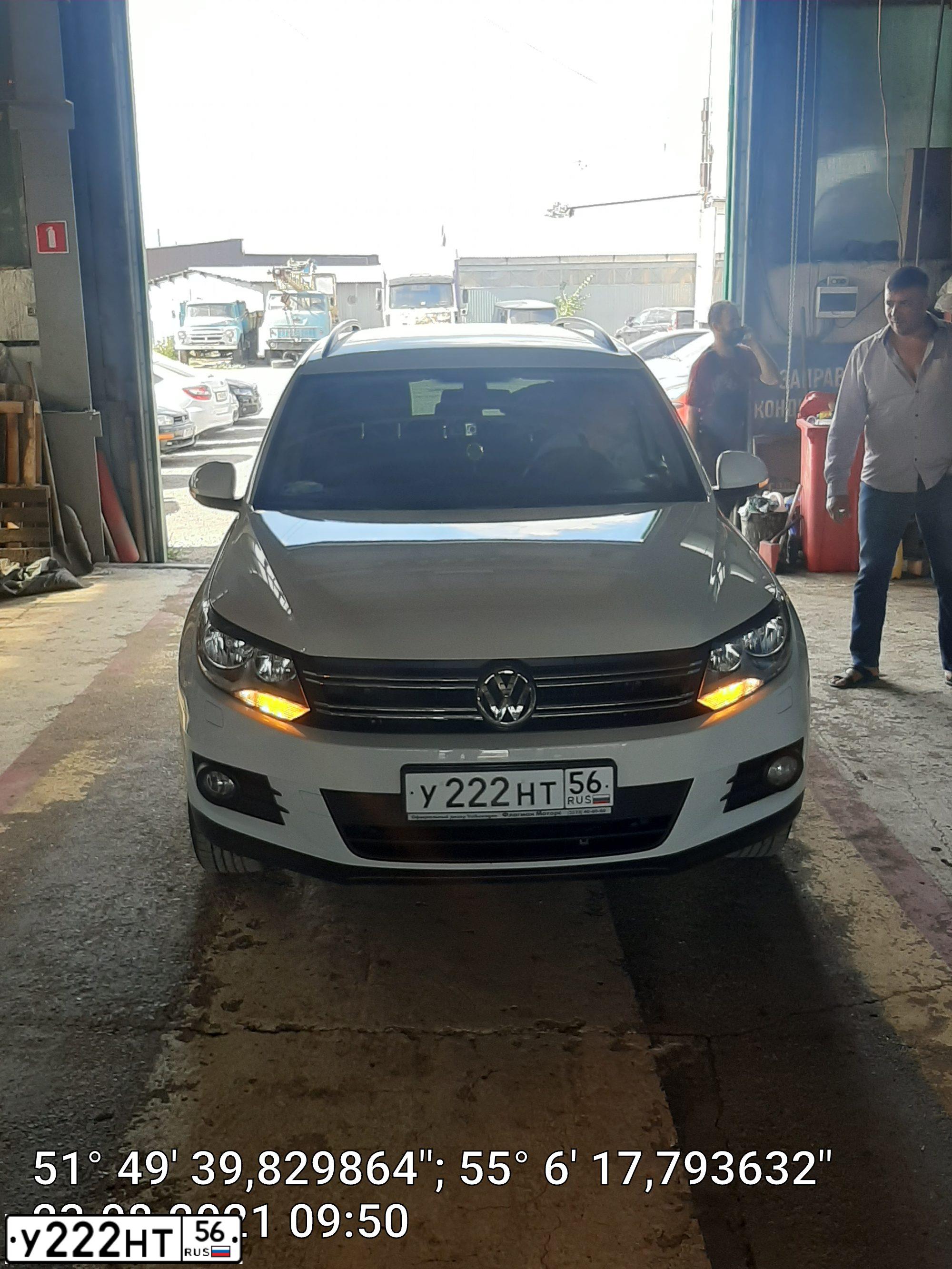 Фото автомобиля VOLKSWAGEN TIGUAN, 2013 — госномер У222НТ56. Цвет: БЕЛЫЙ
