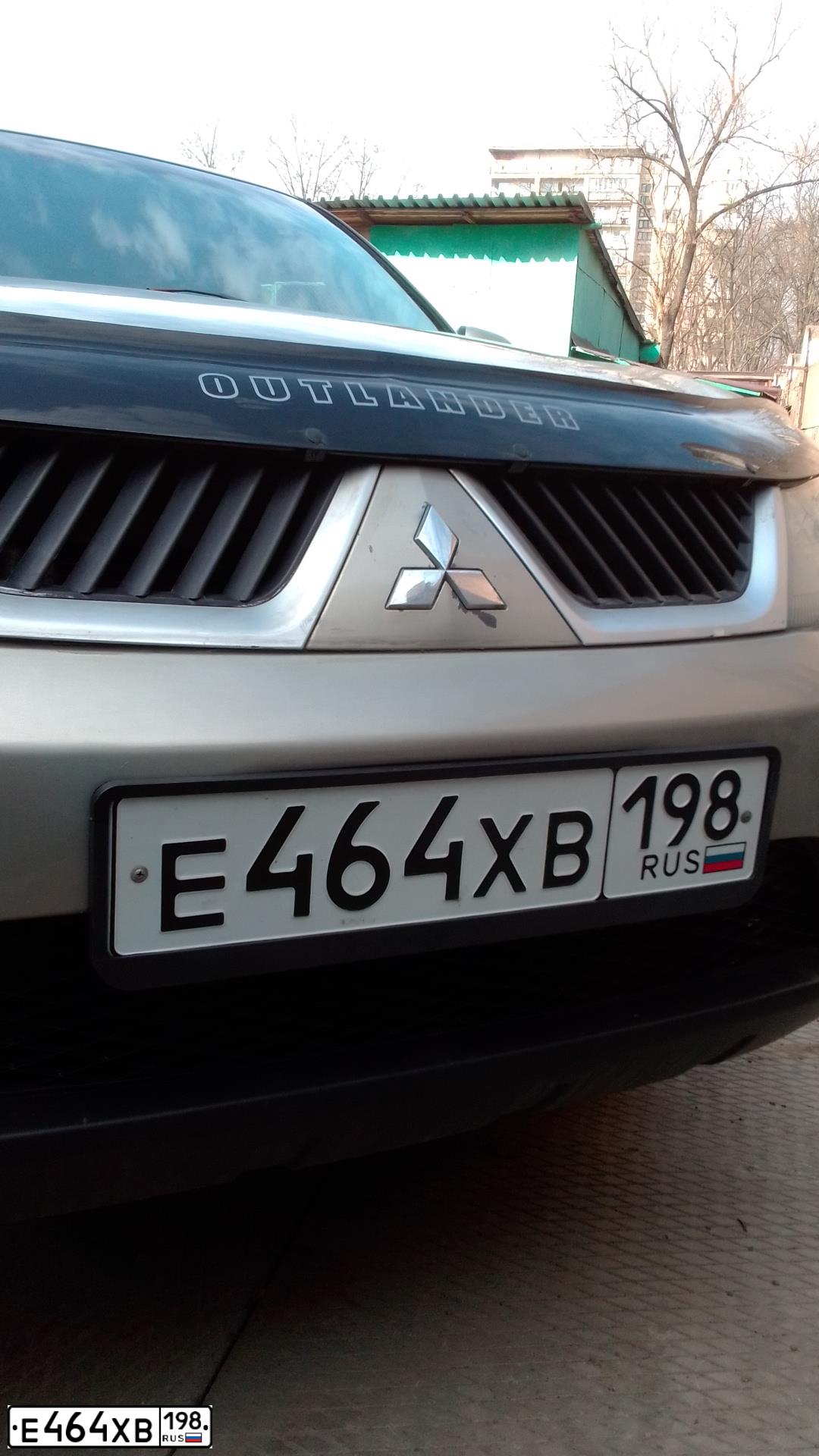 Фото автомобиля MITSUBISHI OUTLANDER, 2008 — госномер Е464ХВ198. Цвет: БЕЖЕВЫЙ