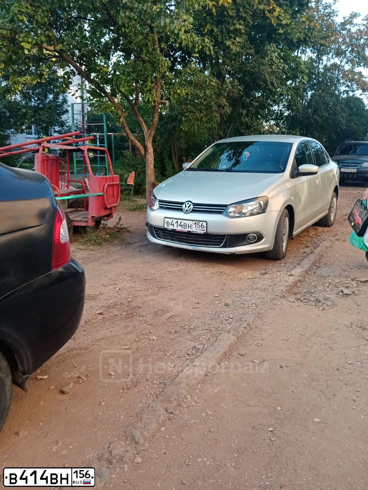 Фото автомобиля VOLKSWAGEN POLO, 2012 — госномер В414ВН156. Цвет: Серебристо-Желтый