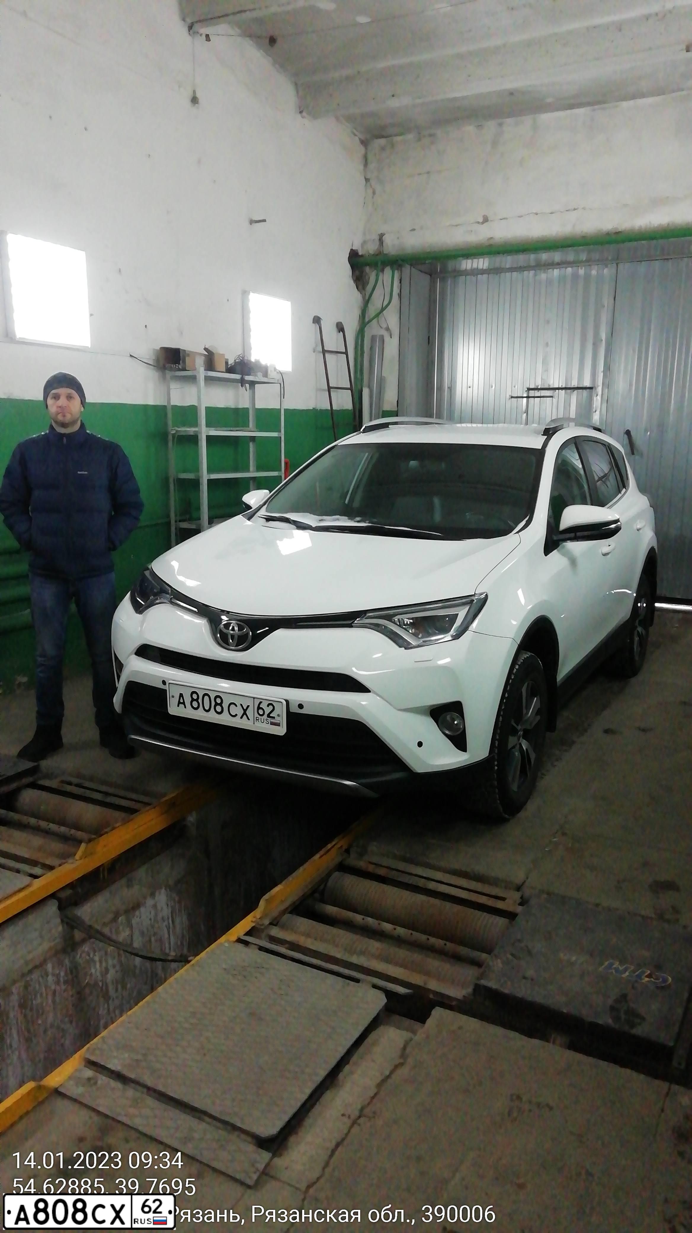 Фото автомобиля TOYOTA RAV4, 2018 — госномер А808СХ62. Цвет: Белый