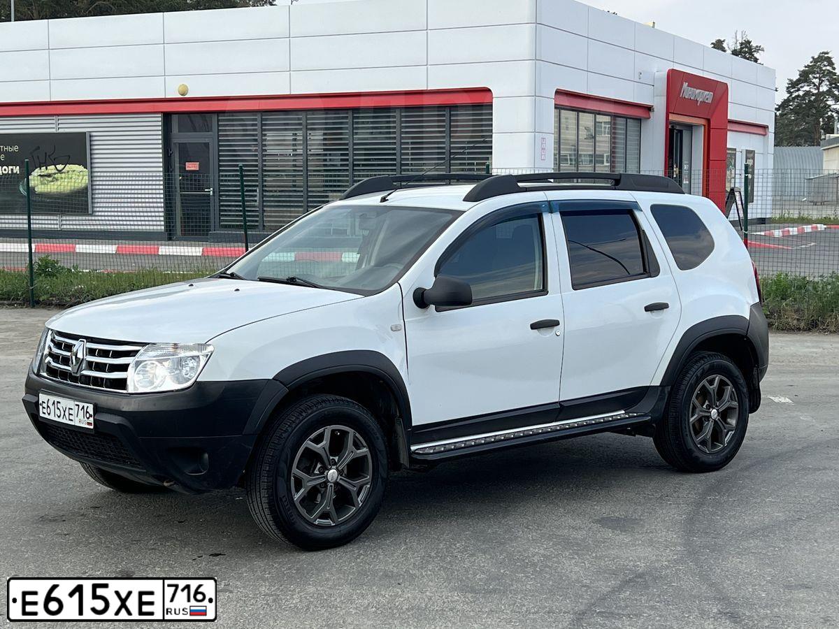 Фото автомобиля RENAULT DUSTER, 2015 — госномер С134ТМ178. Цвет: Белый