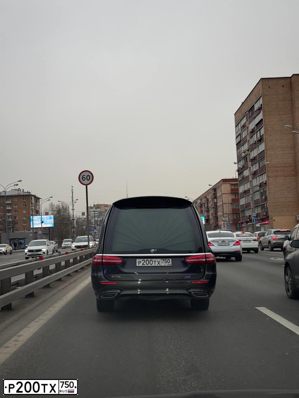 Фото автомобиля VOLKSWAGEN CRAFTER, 2015 — госномер Р200ТХ750. Цвет: ЯРКО-ЖЕЛТЫЙ
