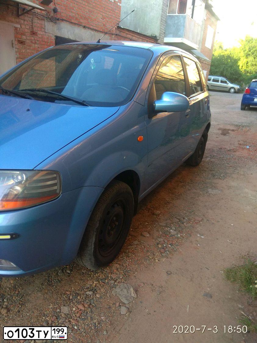 Фото автомобиля CHEVROLET AVEO, 2005 — госномер Н502ХТ18. Цвет: голубой