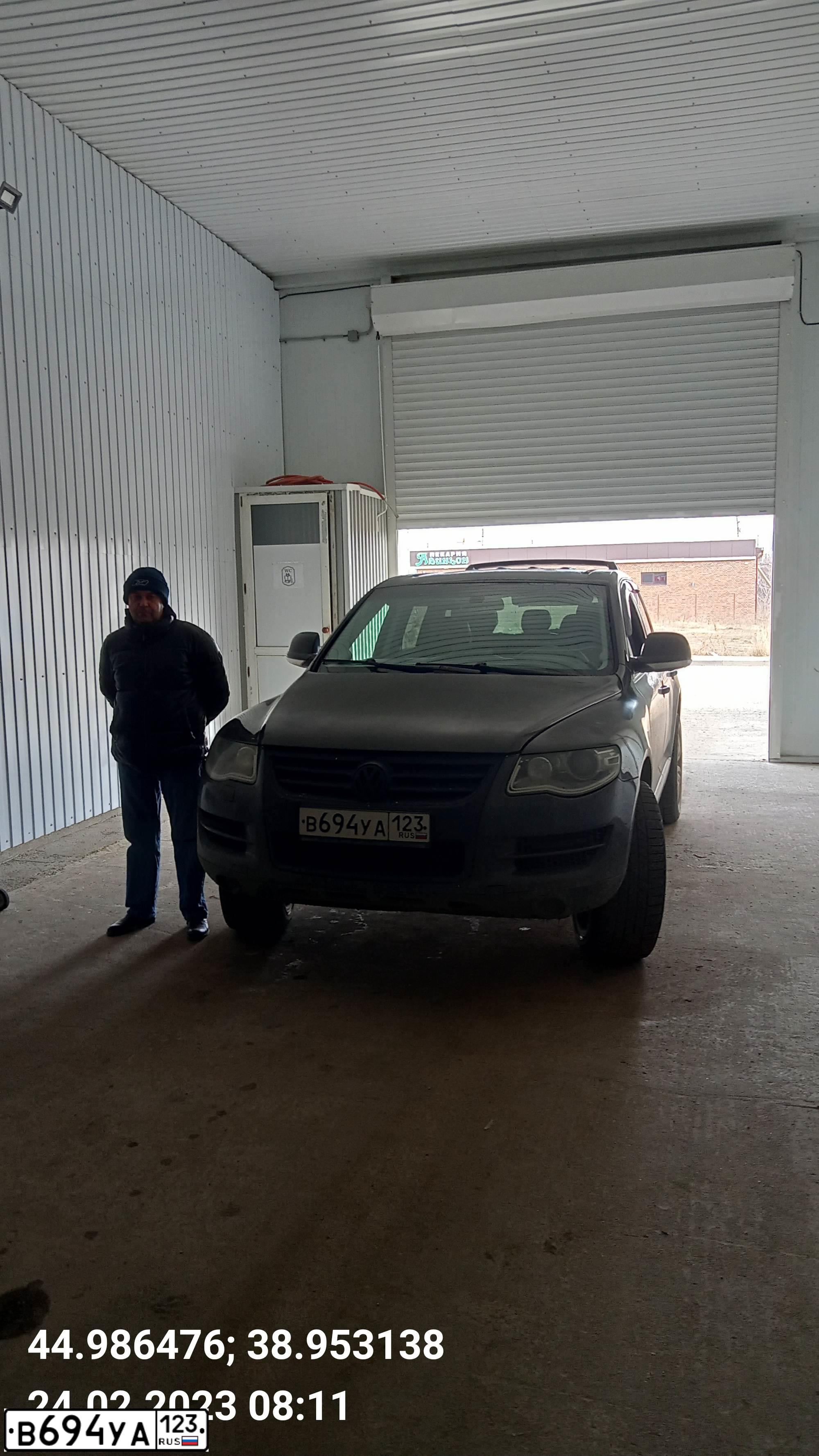 Фото автомобиля VOLKSWAGEN TOUAREG, 2006 — госномер К666РР05. Цвет: ТЕМНО-СЕРЫЙ