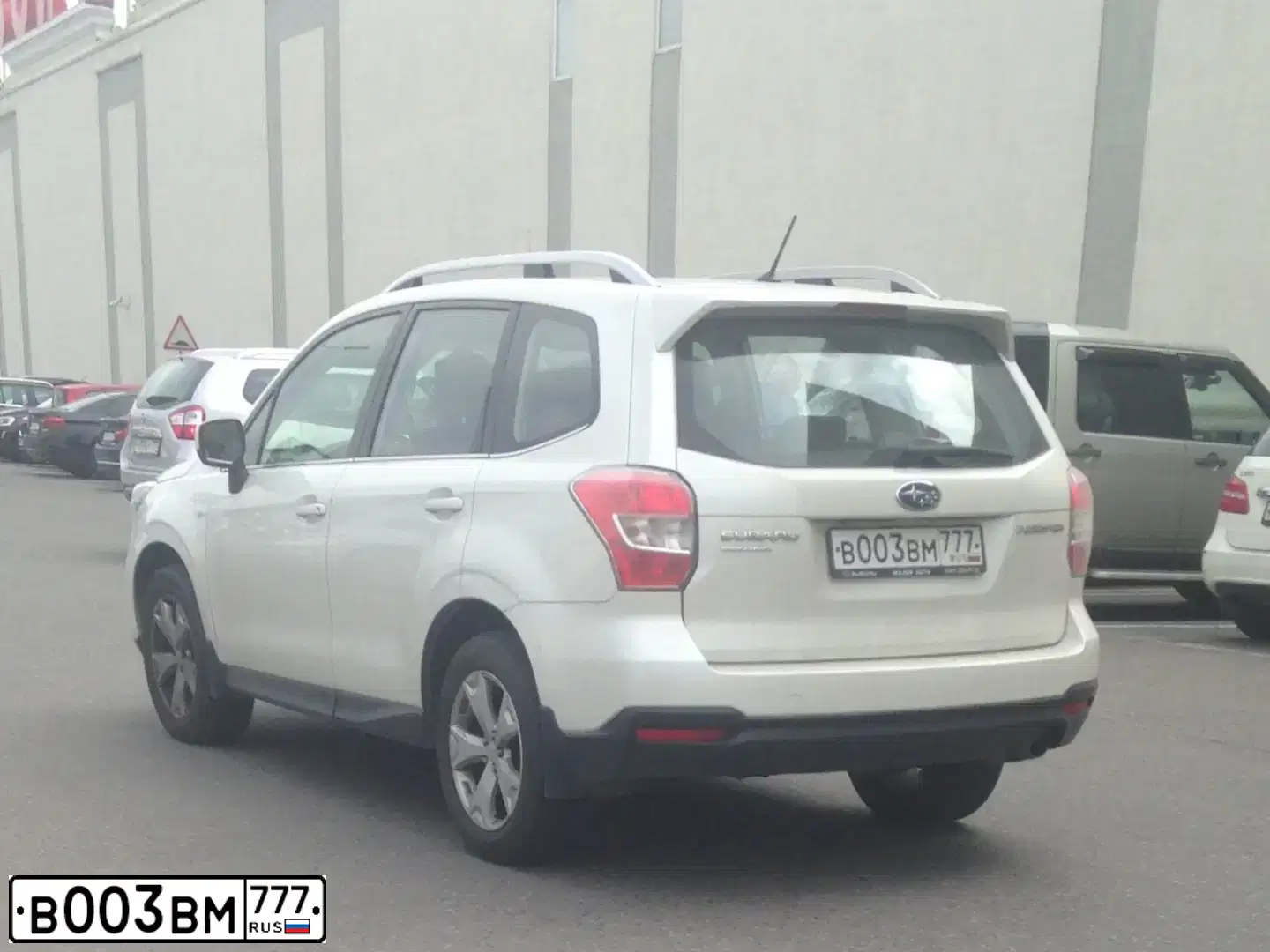 Фото автомобиля SUBARU FORESTER, 2014 — госномер В003ВМ777. Цвет: БЕЛЫЙ