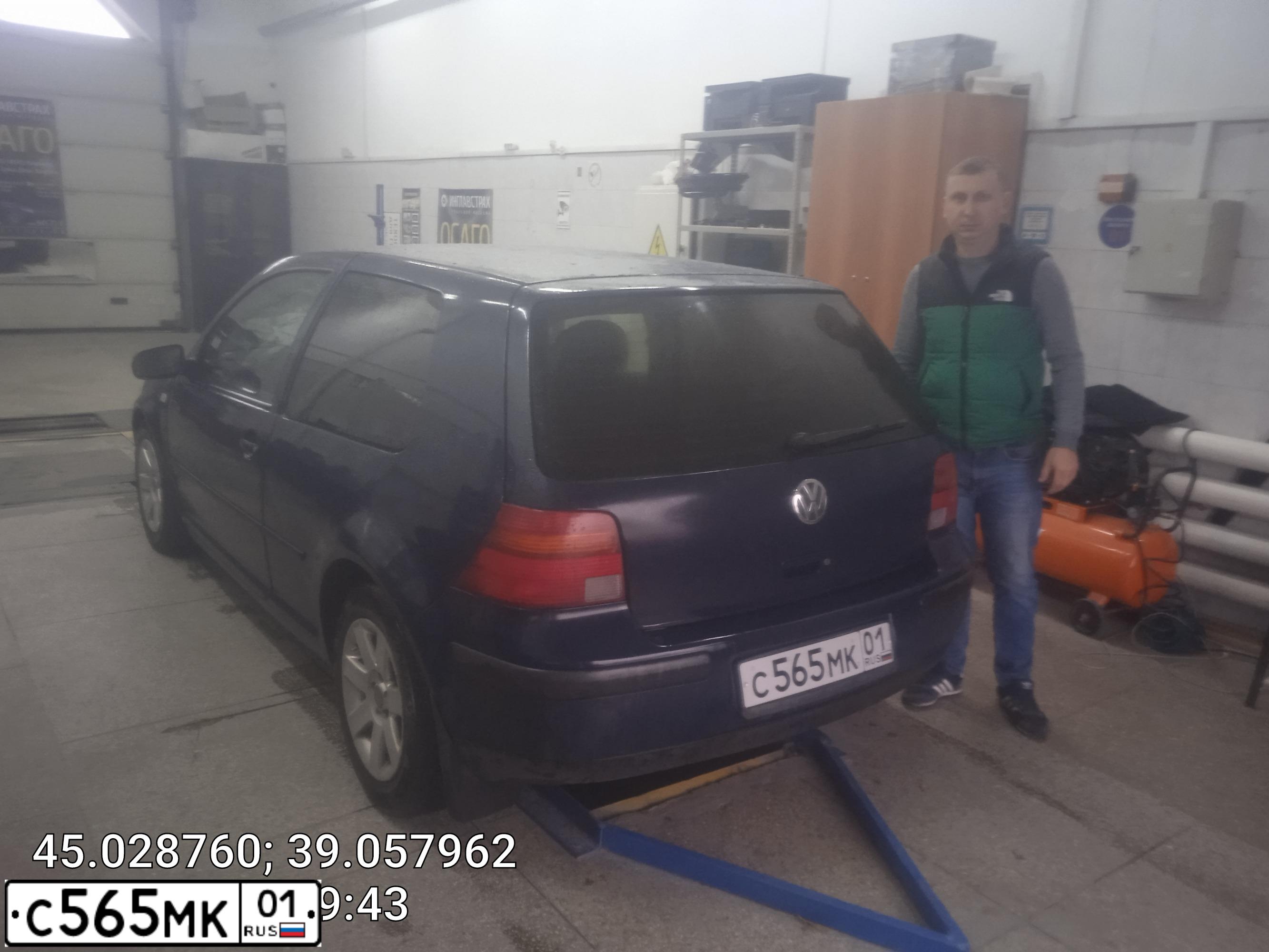 Фото автомобиля VOLKSWAGEN GOLF, 2001 — госномер Р326ТМ193. Цвет: синий