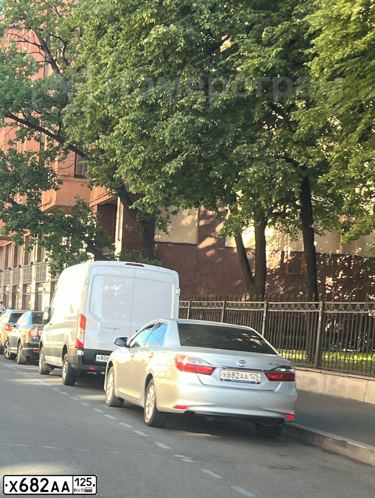 Фото автомобиля TOYOTA CAMRY, 2015 — госномер О715КА977. Цвет: СЕРЕБРИСТЫЙ МЕТАЛЛИК