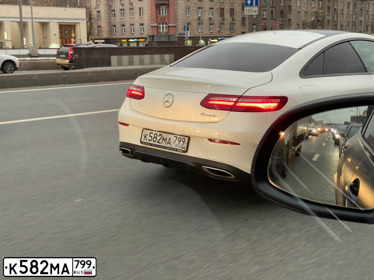Фото автомобиля MERCEDES E-KLASSE, 2018 — госномер К582МА799. Цвет: БЕЛЫЙ