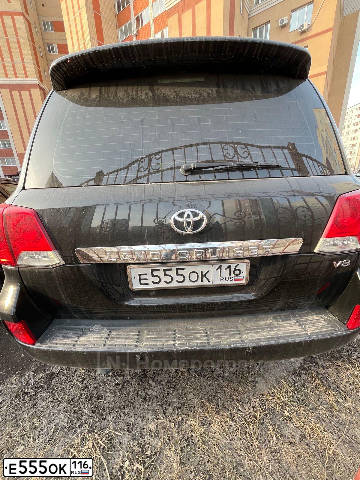 Фото автомобиля TOYOTA LANDCRUISER 200, 2013 — госномер Е555ОК116. Цвет: ЧЕРНЫЙ