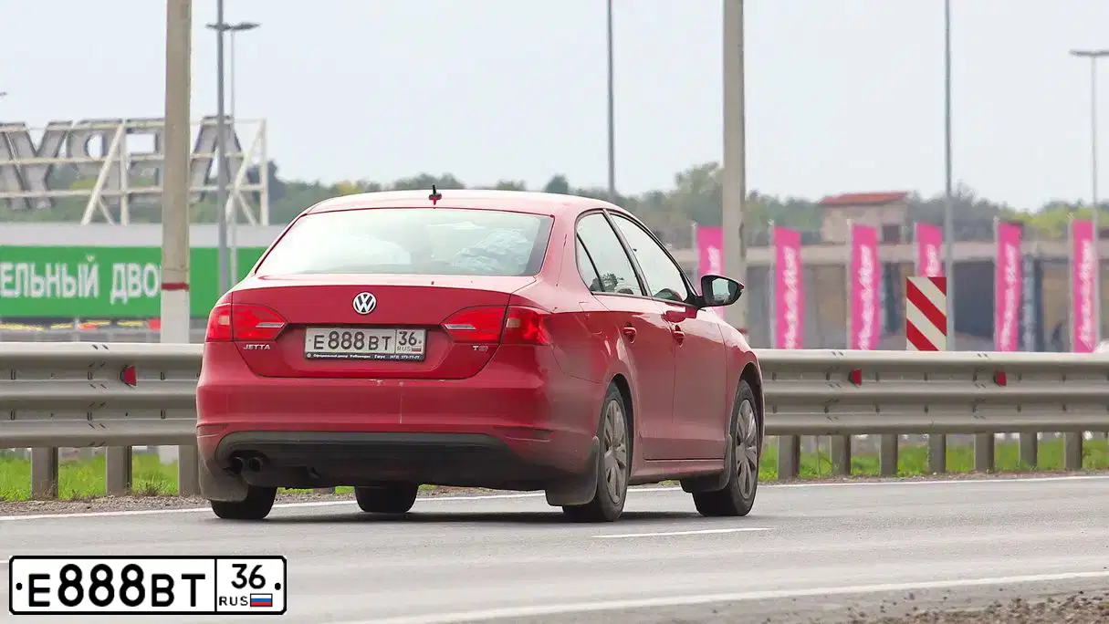 Фото автомобиля VOLKSWAGEN JETTA, 2012 — госномер Е888ВТ36. Цвет: Красный
