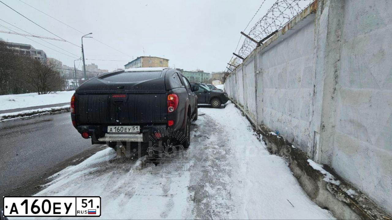 Фото автомобиля MITSUBISHI L 200, 2011 — госномер А160ЕУ51. Цвет: ЧЕРНЫЙ