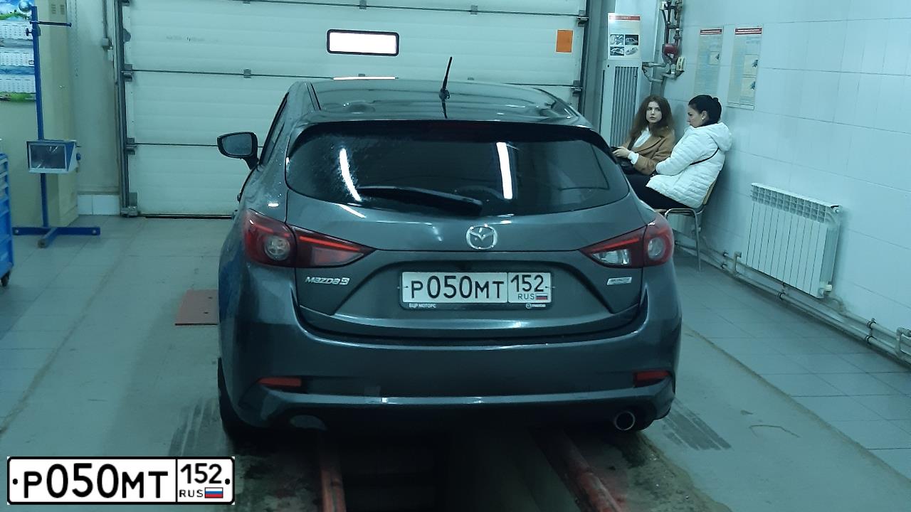 Фото автомобиля MAZDA 3, 2018 — госномер Р050МТ152. Цвет: ТЕМНО-СЕРЫЙ