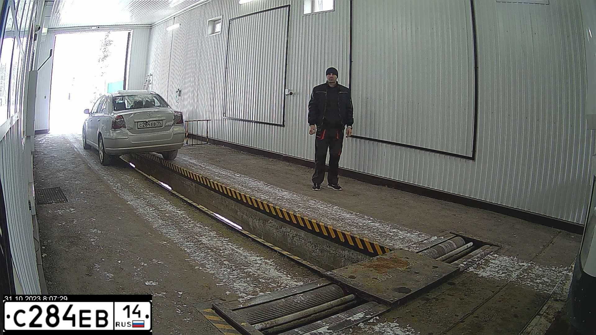 Фото автомобиля TOYOTA AVENSIS, 2006 — госномер С284ЕВ14. Цвет: Серебристый
