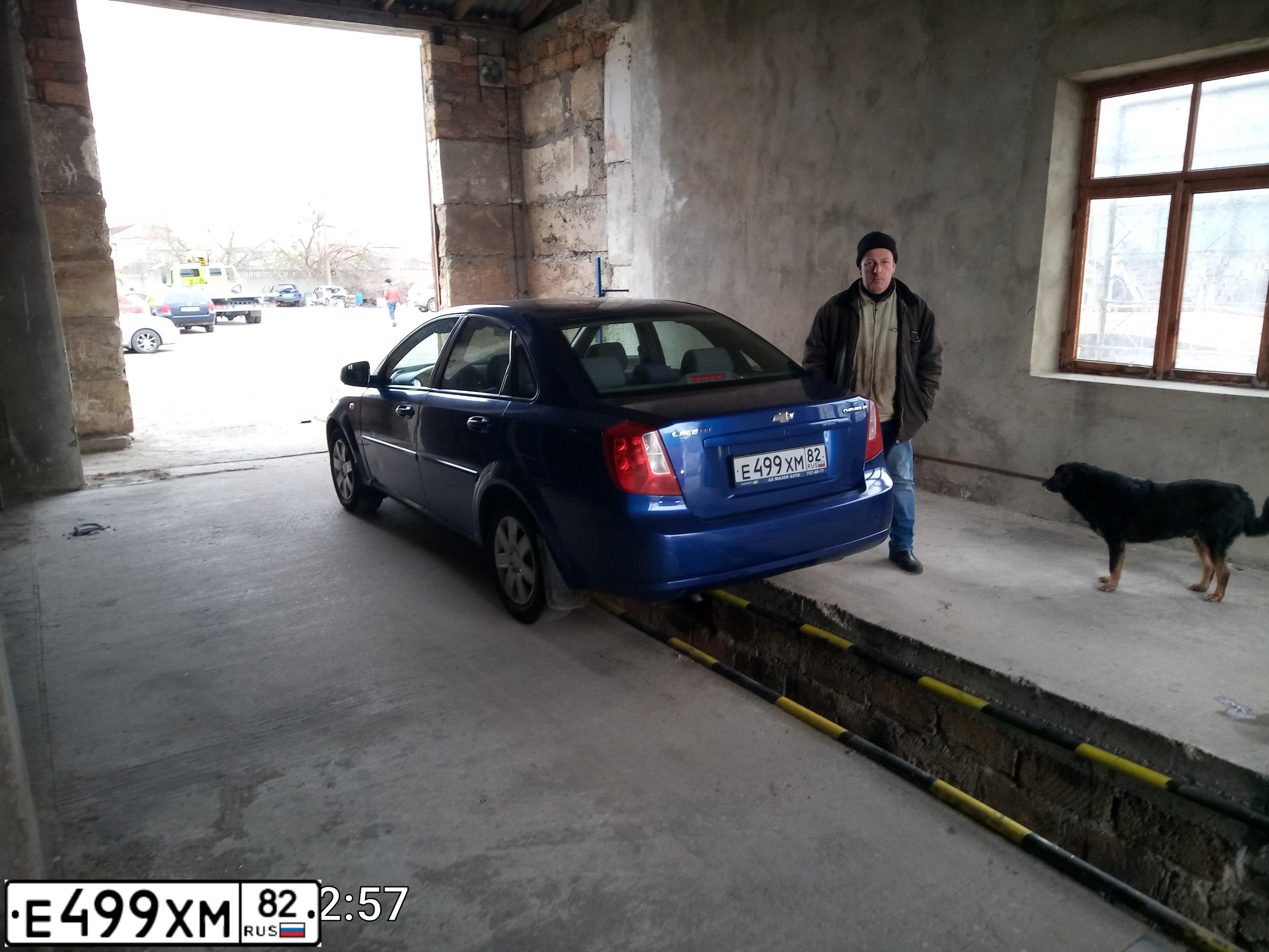 Фото автомобиля CHEVROLET LACETTI, 2011 — госномер Е499ХМ82. Цвет: синий