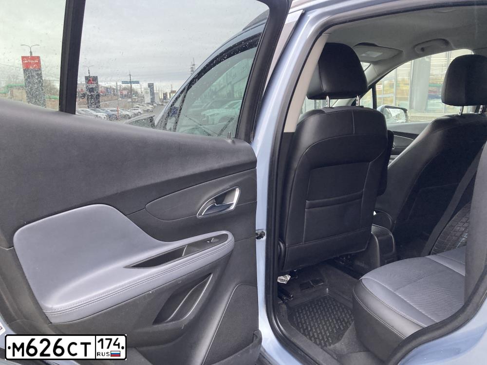 Фото автомобиля OPEL MOKKA, 2012 — госномер М626СТ174. Цвет: Серебристый