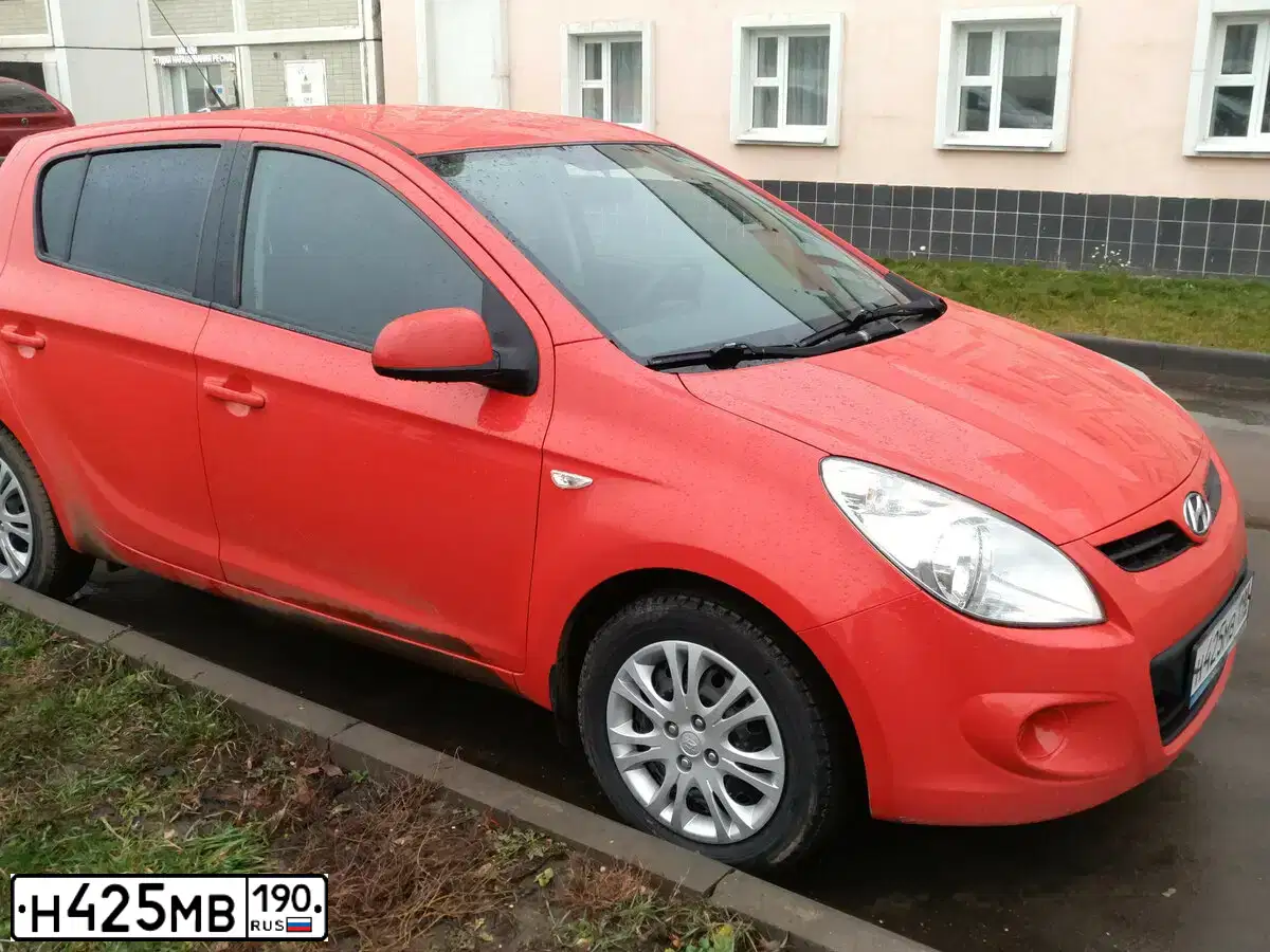 Фото автомобиля HYUNDAI I20, 2010 — госномер Н425МВ190. Цвет: Красный