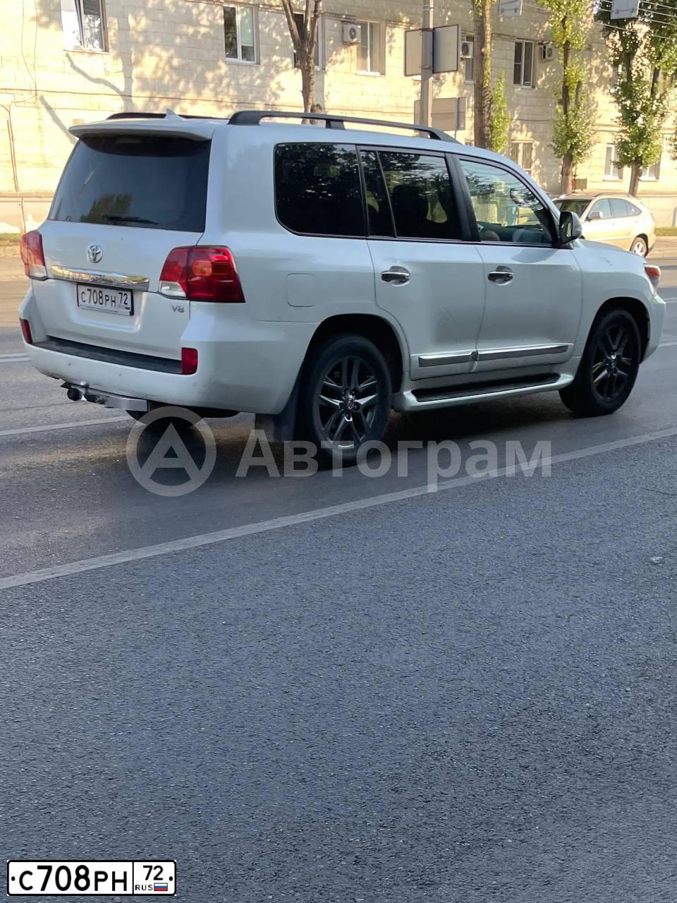 Фото автомобиля TOYOTA LANDCRUISER 200, 2014 — госномер С708РН72. Цвет: Белый