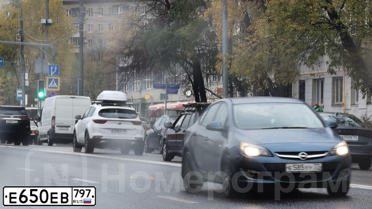 Фото автомобиля TOYOTA CAMRY, 2021 — госномер Р141ОХ05. Цвет: Белый