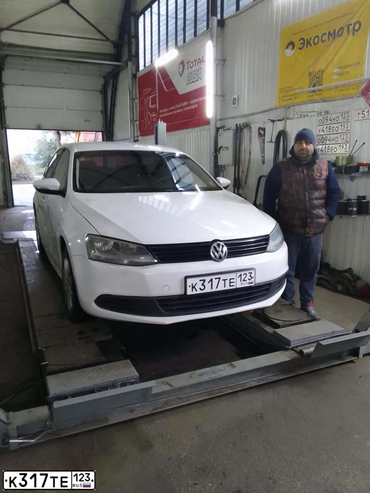 Фото автомобиля VOLKSWAGEN JETTA, 2013 — госномер К317ТЕ123. Цвет: БЕЛЫЙ