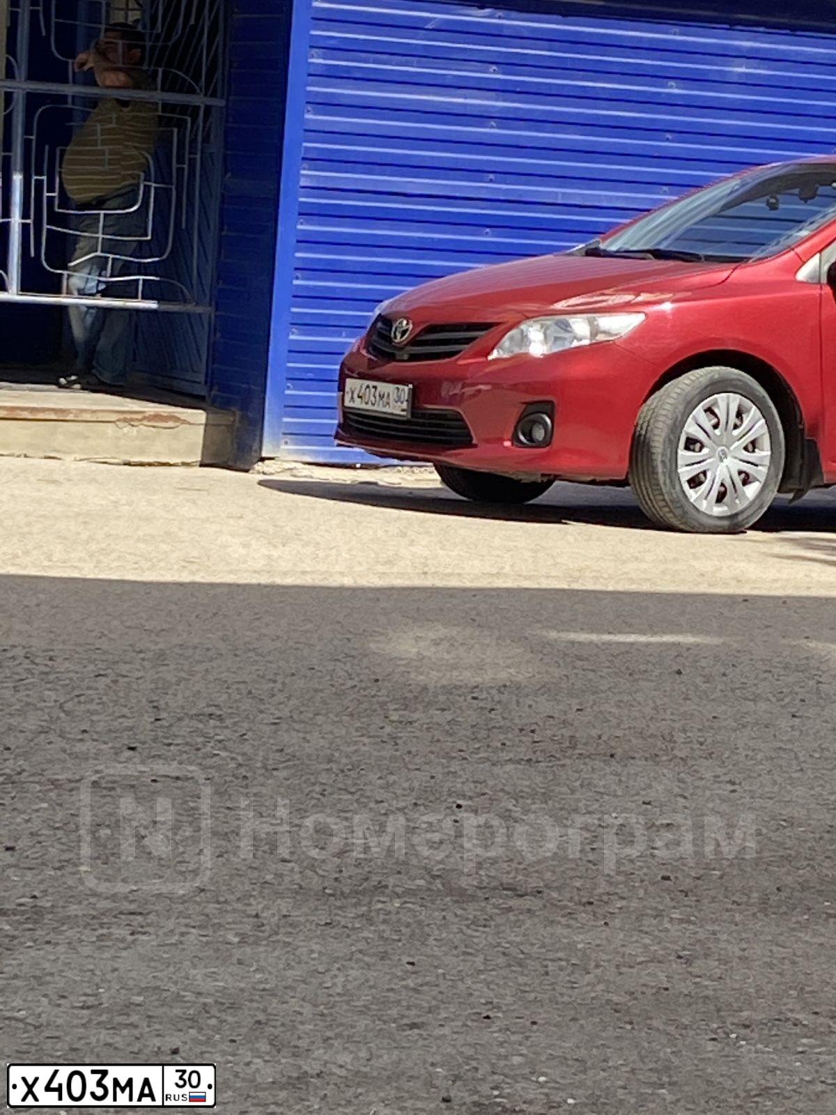 Фото автомобиля TOYOTA COROLLA, 2011 — госномер Н848ОМ30. Цвет: КРАСНЫЙ