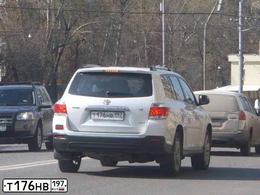 Фото автомобиля TOYOTA HIGHLANDER, 2011 — госномер Т176НВ197. Цвет: БЕЛЫЙ