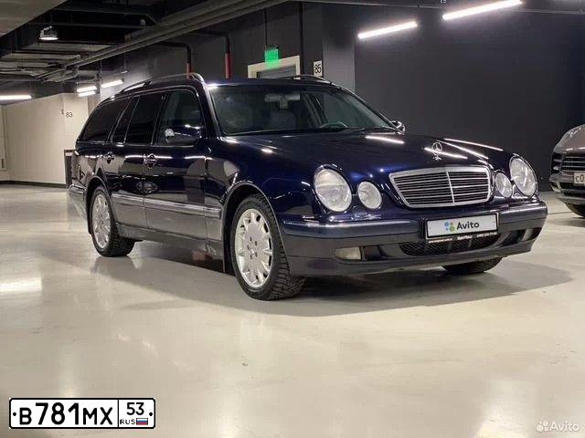 Фото автомобиля MERCEDES E-KLASSE, 2002 — госномер О646ОО99. Цвет: Темно-синий
