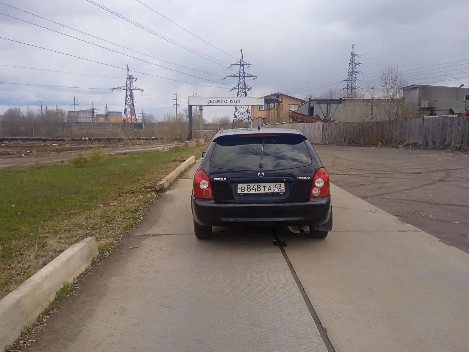Фото автомобиля MAZDA 323, 2001 — госномер В068ТО43. Цвет: ЧЕРНЫЙ