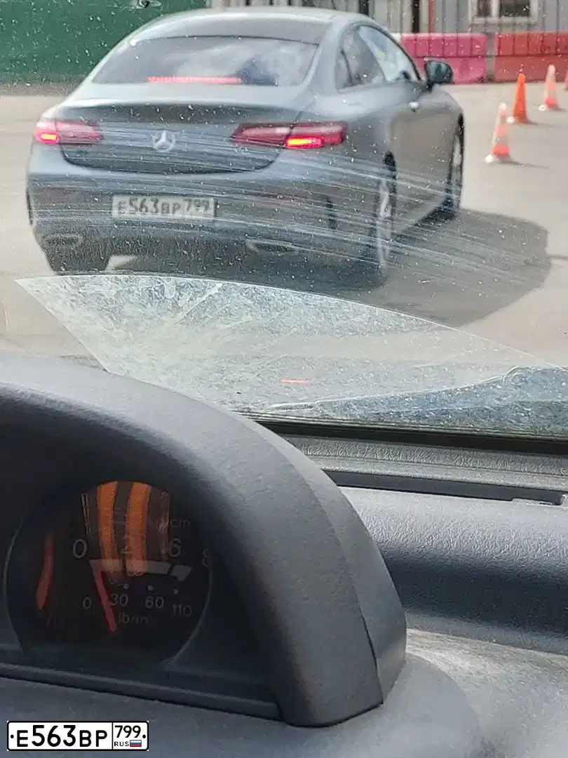 Фото автомобиля MERCEDES E-KLASSE, 2017 — госномер А875ТС799. Цвет: Серый