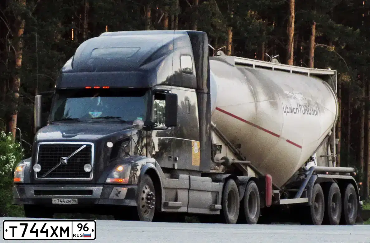 Фото автомобиля VOLVO SERIE VNL /6X4/, 2009 — госномер М904РВ159. Цвет: ЧЕРНЫЙ