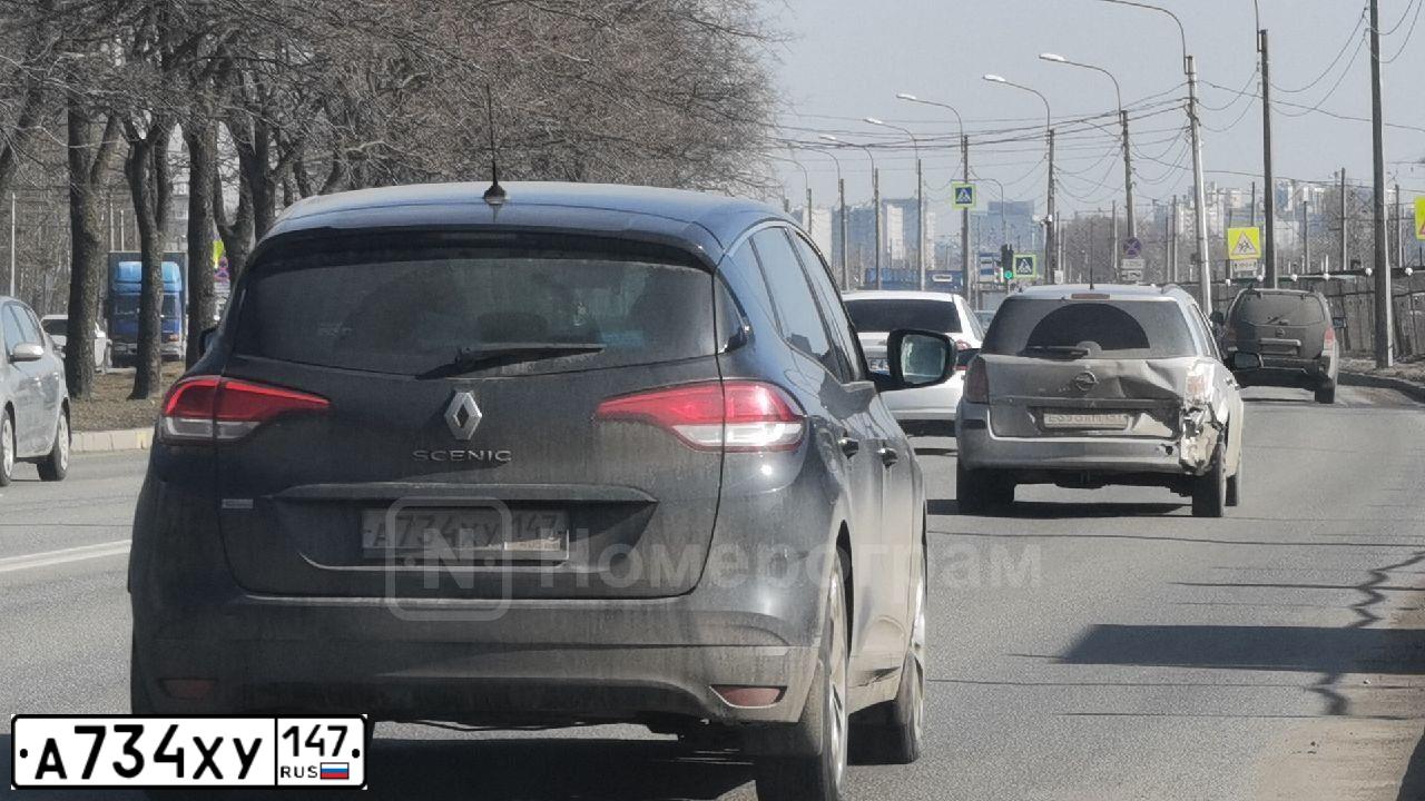 Фото автомобиля RENAULT SCENIC, 2019 — госномер Т542СР198. Цвет: ЧЕРНЫЙ