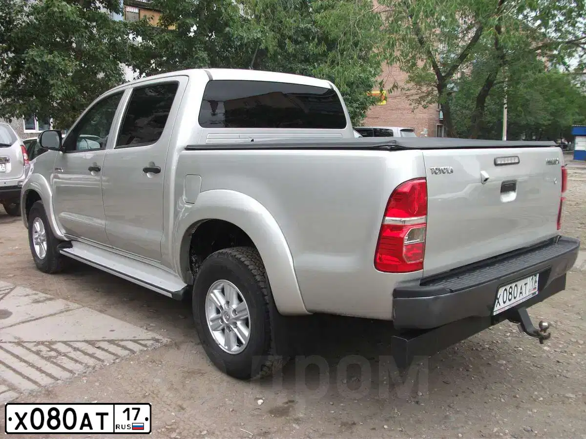 Фото автомобиля TOYOTA HILUX, 2013 — госномер Х070АТ17. Цвет: Серебристый