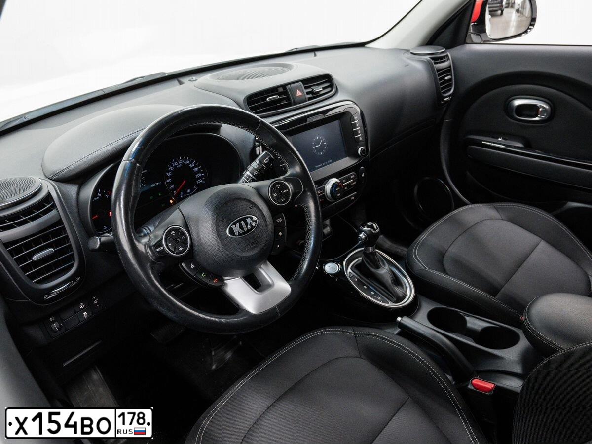 Фото автомобиля KIA SOUL, 2017 — госномер Х154ВО178. Цвет: БЕЛЫЙ