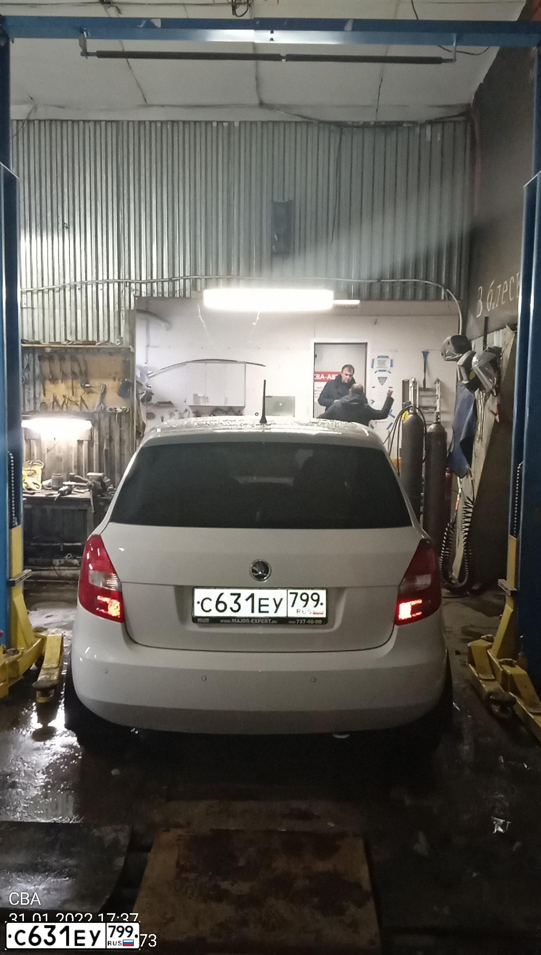 Фото автомобиля SKODA FABIA, 2013 — госномер В504СЕ790. Цвет: Белый