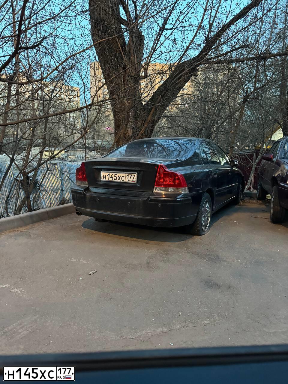 Фото автомобиля VOLVO S60, 2007 — госномер Н145ХС177. Цвет: ЧЕРНЫЙ