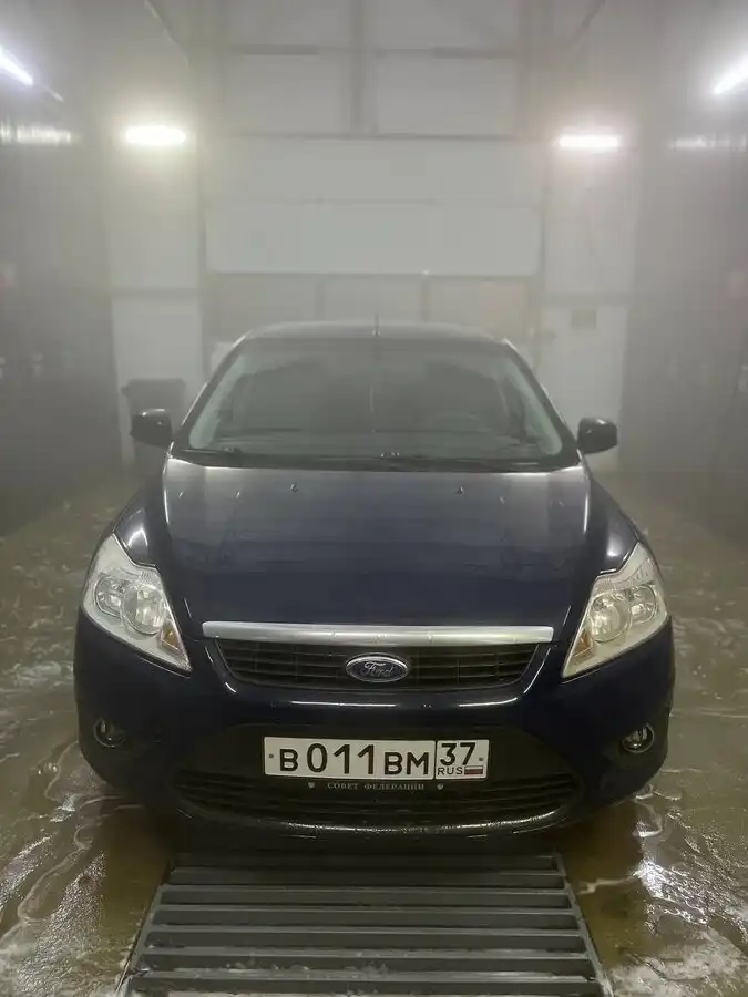 Фото автомобиля FORD FOCUS, 2010 — госномер В011ВМ37. Цвет: Темно-синий