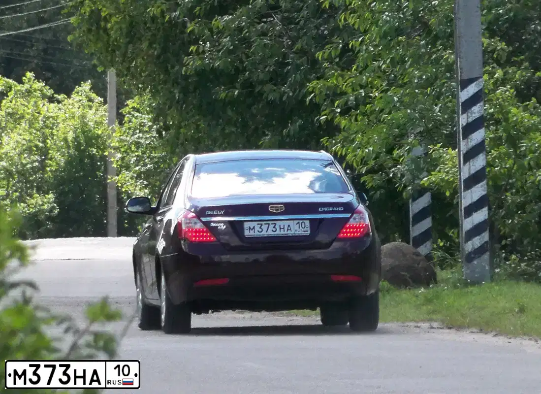 Фото автомобиля GEELY EMGRAND, 2014 — госномер М373НА10. Цвет: ТЕМНО-ВИШНЕВЫЙ