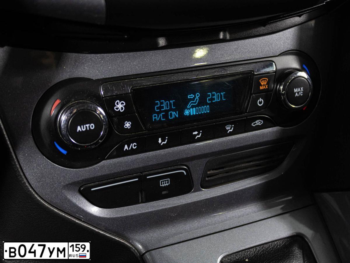 Фото автомобиля FORD FOCUS, 2013 — госномер В047УМ159. Цвет: Белый
