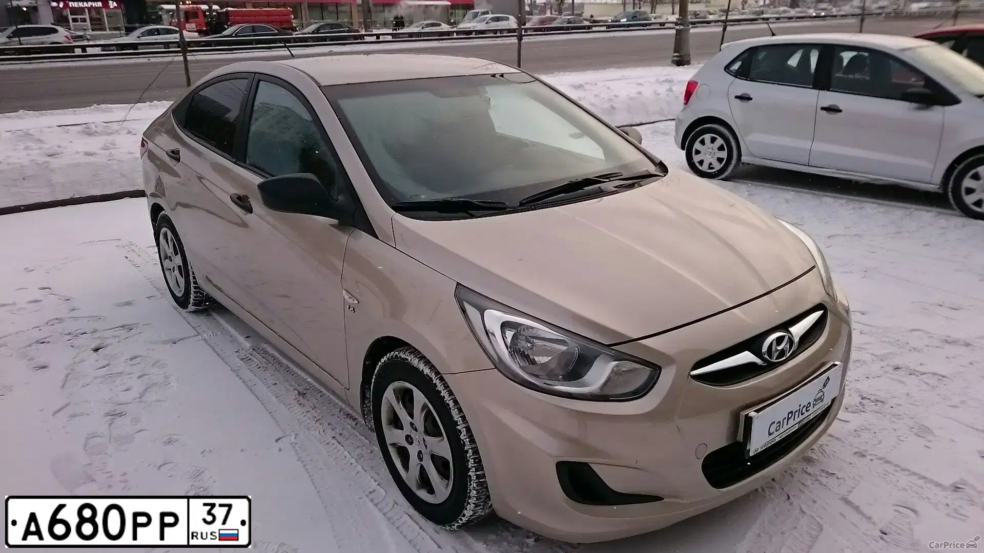 Фото автомобиля HYUNDAI SOLARIS, 2011 — госномер А990НС138. Цвет: БЕЖЕВО - СЕРЫЙ
