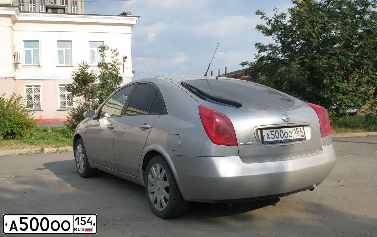 Фото автомобиля NISSAN PRIMERA, 2004 — госномер А500ОО154. Цвет: Серебристый