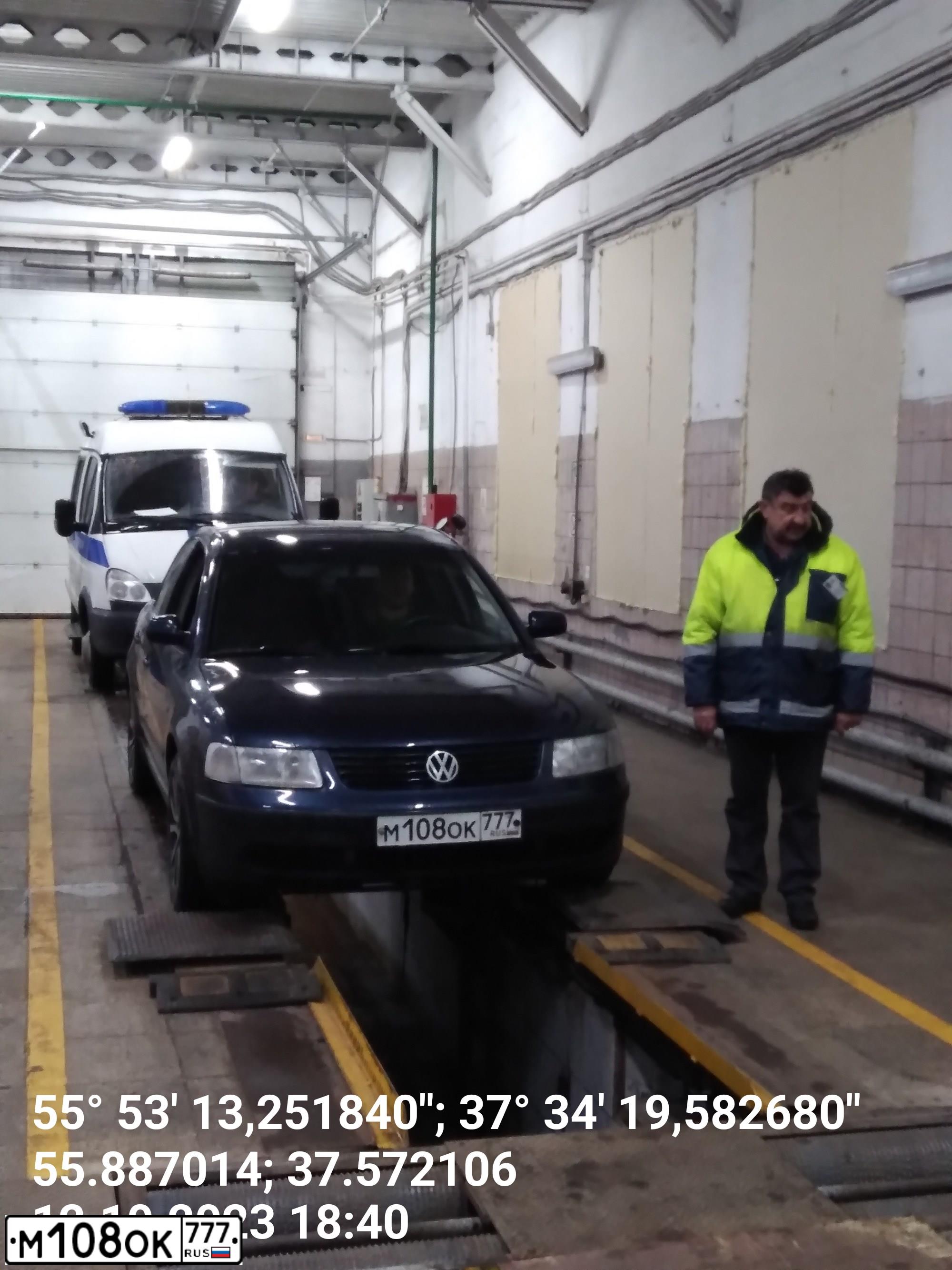 Фото автомобиля VOLKSWAGEN PASSAT, 1999 — госномер Т692АВ250. Цвет: синий