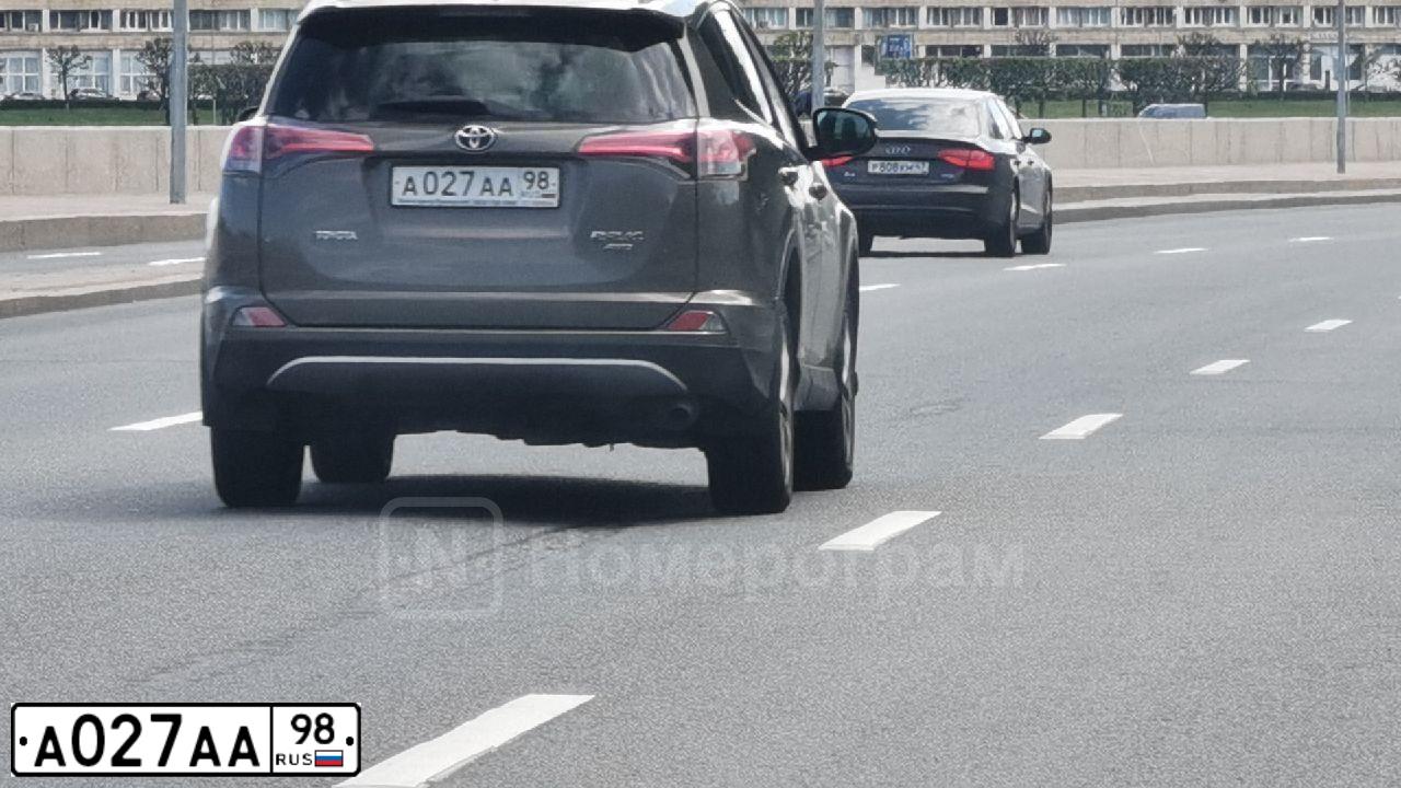 Фото автомобиля MERCEDES E-KLASSE, 2012 — госномер В252ВВ777. Цвет: ЧЕРНЫЙ