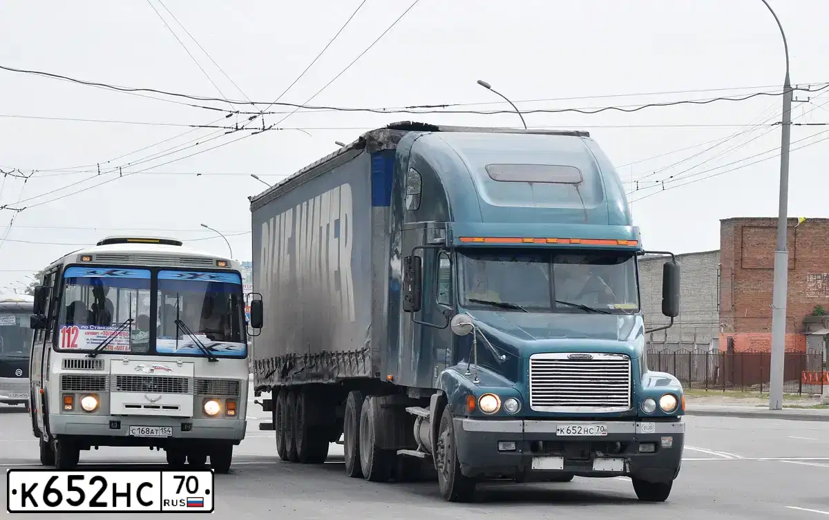 Фото автомобиля FREIGHTLINER CENTURY S/T, 2003 — госномер К652НС70. Цвет: СВЕТЛО-ЗЕЛЕНЫЙ