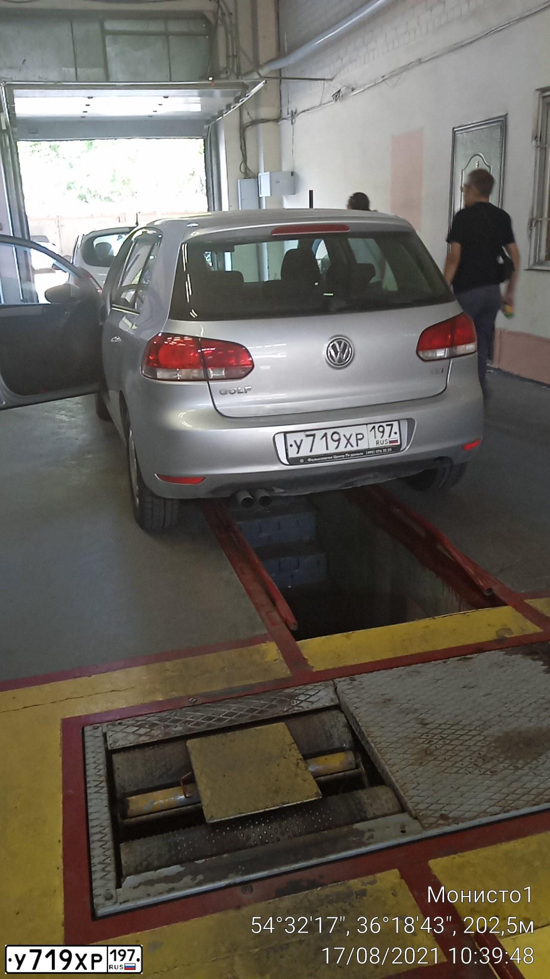 Фото автомобиля VOLKSWAGEN GOLF, 2012 — госномер Р712ВК40. Цвет: Серебристый