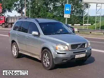 Фото автомобиля VOLVO XC90, 2006 — госномер Е026ОЕ177. Цвет: СЕРЫЙ СВЕТЛЫЙ