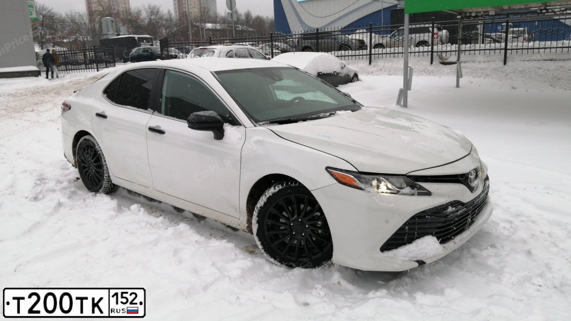 Фото автомобиля TOYOTA CAMRY, 2020 — госномер Т200ТК152. Цвет: Белый