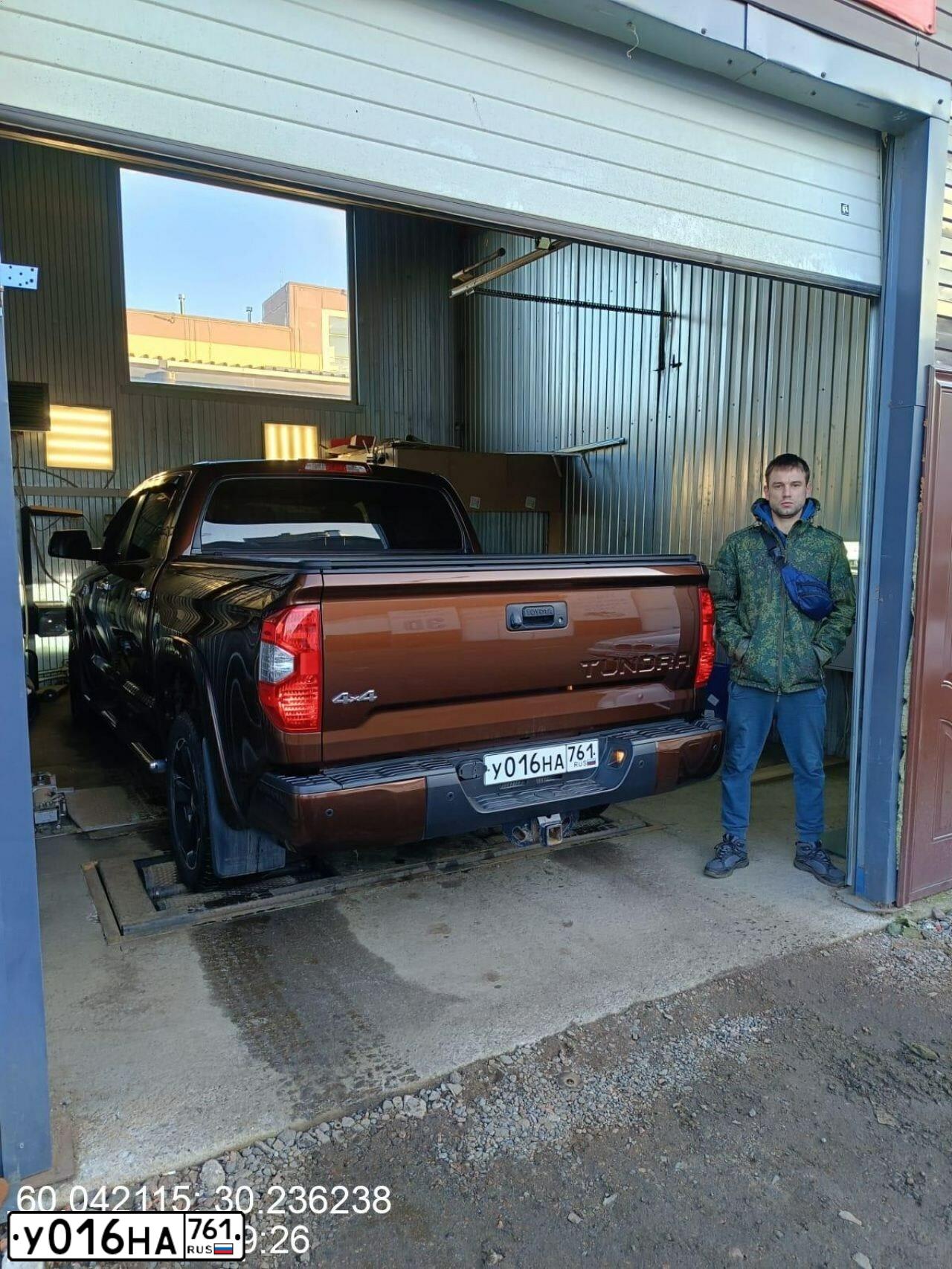 Фото автомобиля TOYOTA TUNDRA, 2013 — госномер С341МС198. Цвет: КОРИЧНЕВЫЙ