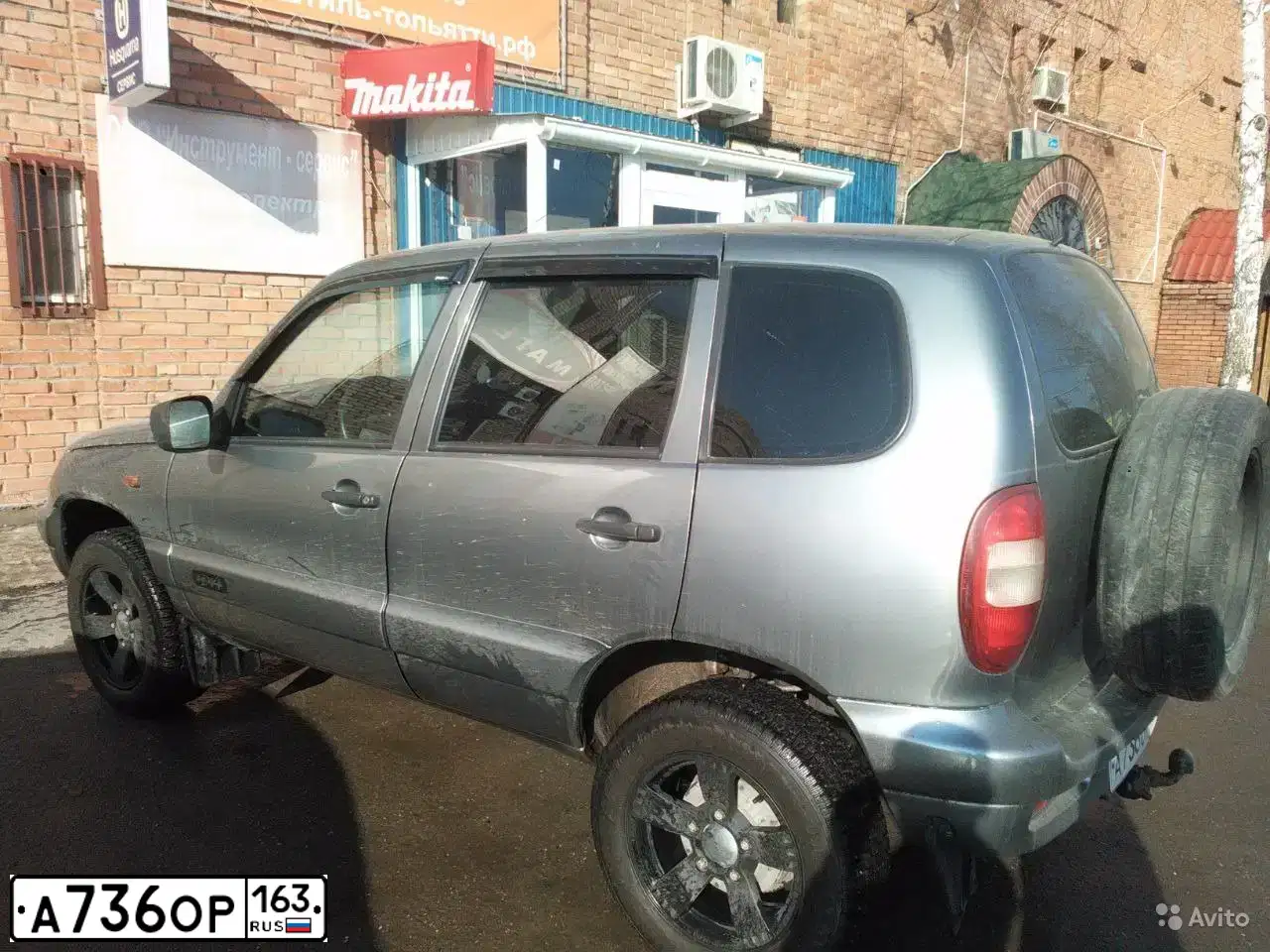 Фото автомобиля CHEVROLET NIVA, 2008 — госномер Р802ТМ11. Цвет: Темно-серый металлик