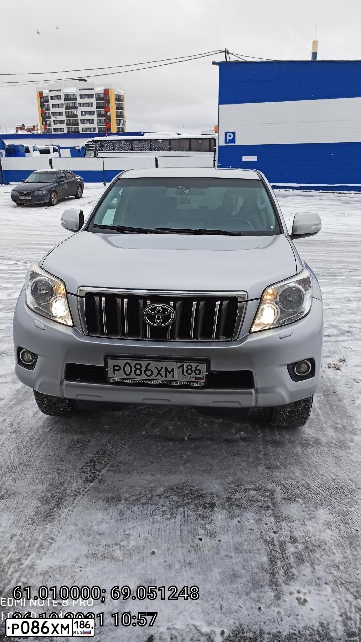 Фото автомобиля TOYOTA LANDCRUISER, 2012 — госномер Р086ХМ186. Цвет: СЕРЕБРИСТЫЙ