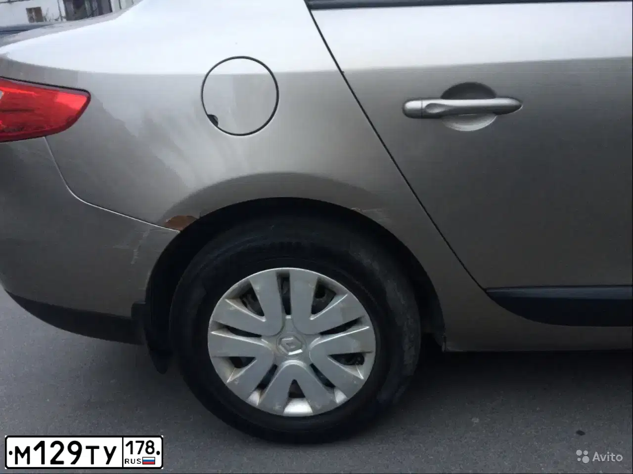 Фото автомобиля RENAULT FLUENCE, 2012 — госномер М129ТУ178. Цвет: БЕЖЕВЫЙ